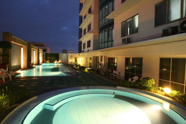 Una piscina al aire libre