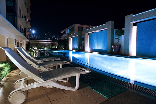 Una piscina al aire libre