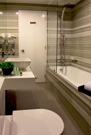 Suite, 1 Bedroom | Bathroom - Astoria Plaza (Pasig)