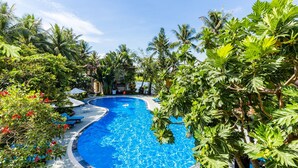 Outdoor pool, pool umbrellas, sun loungers - Hoi An Riverside Resort & Spa (Hoi An)
