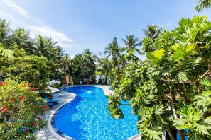 Hồ bơi ngoài trời, dù/ô trên bãi biển/hồ bơi, ghế dài tắm nắng