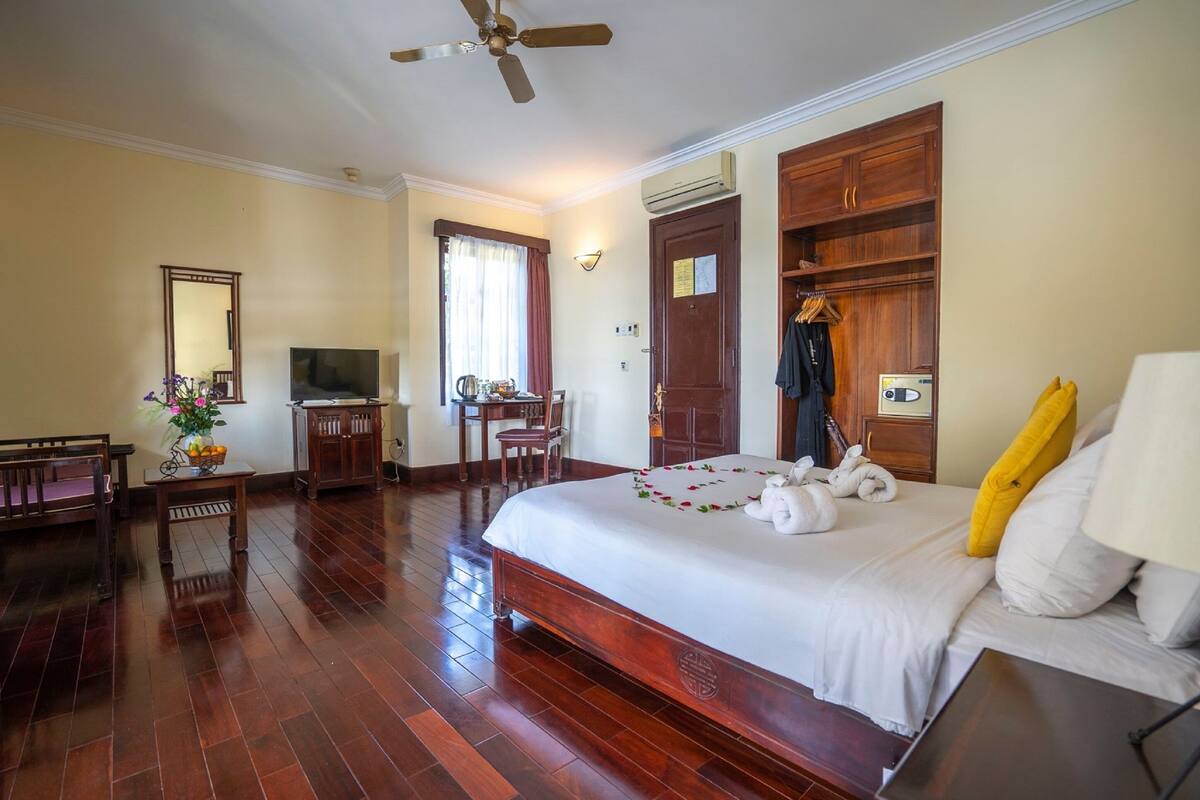 Premier Room, River View | Minibar, in-room safe, desk, blackout drapes