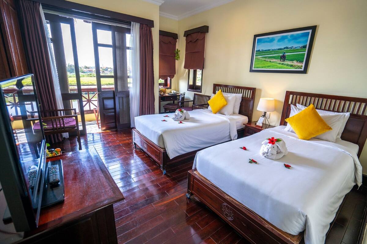 Deluxe Room, River View | Minibar, in-room safe, desk, blackout drapes