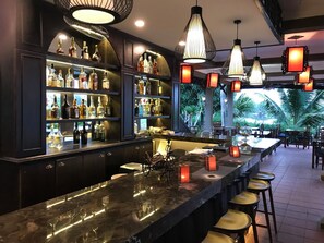 Bar (trong khuôn viên)