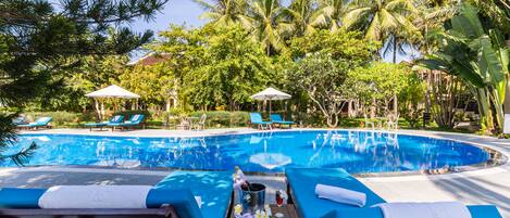 Outdoor pool, pool umbrellas, sun loungers