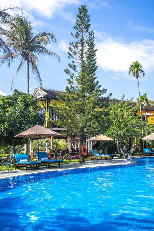 حمّام سباحة خارجي، مظلات على حمّام السباحة، مقاعد للتشمس