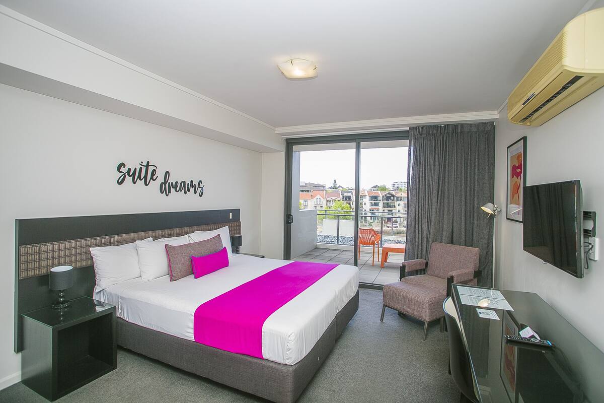 in-room safe, desk, laptop workspace, blackout curtains