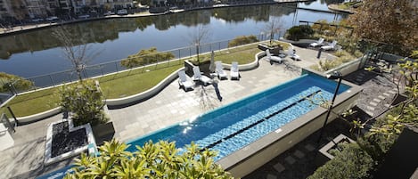 Piscina externa, guarda-sóis, espreguiçadeiras