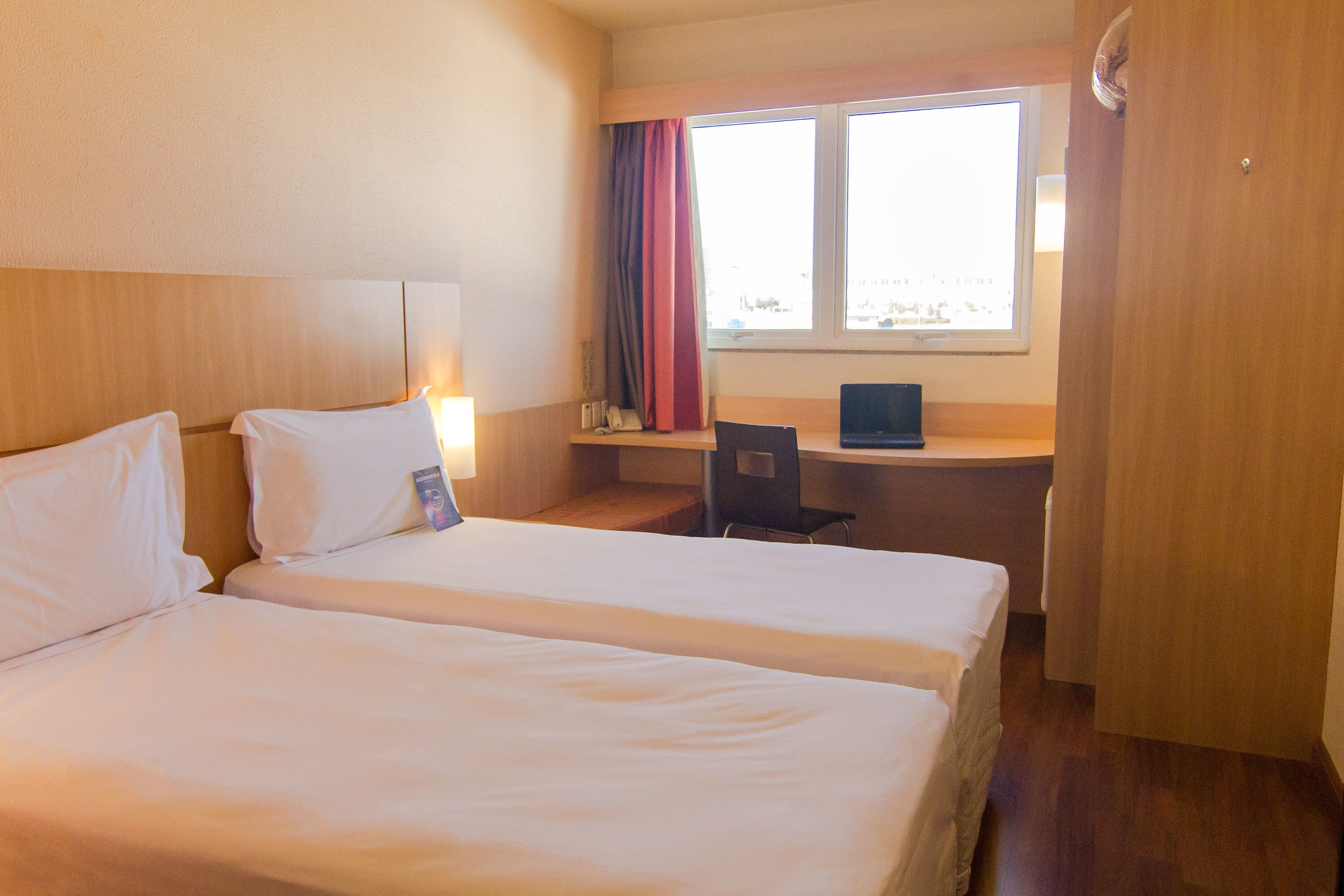 minibar, desk, soundproofing, free wifi