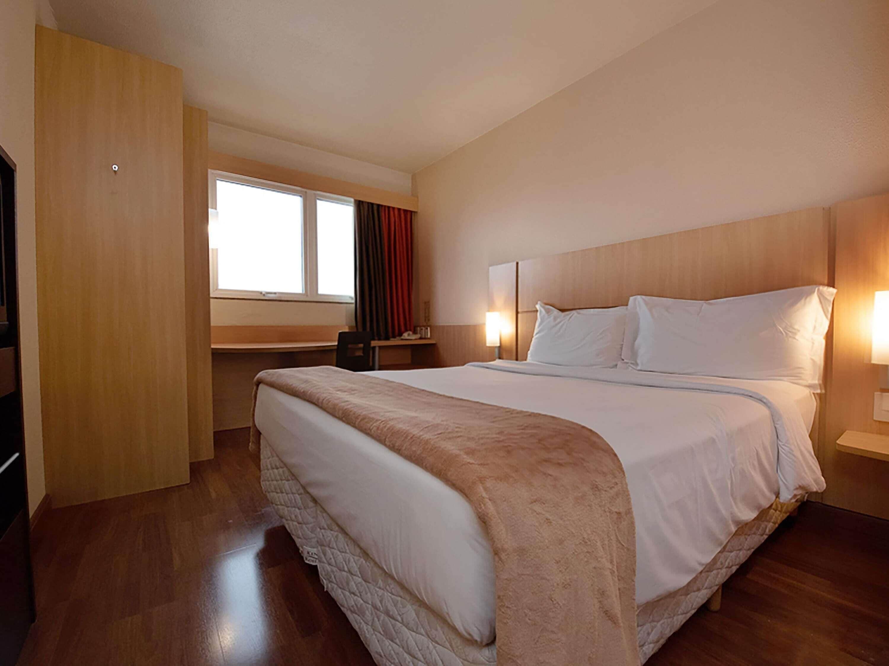 Quarto duplo standard, 2 camas de solteiro | Frigobar, escrivaninha, quartos à prova de som, Wi-Fi de cortesia