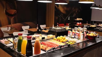 Café da manhã com buffet todos os dias mediante uma taxa