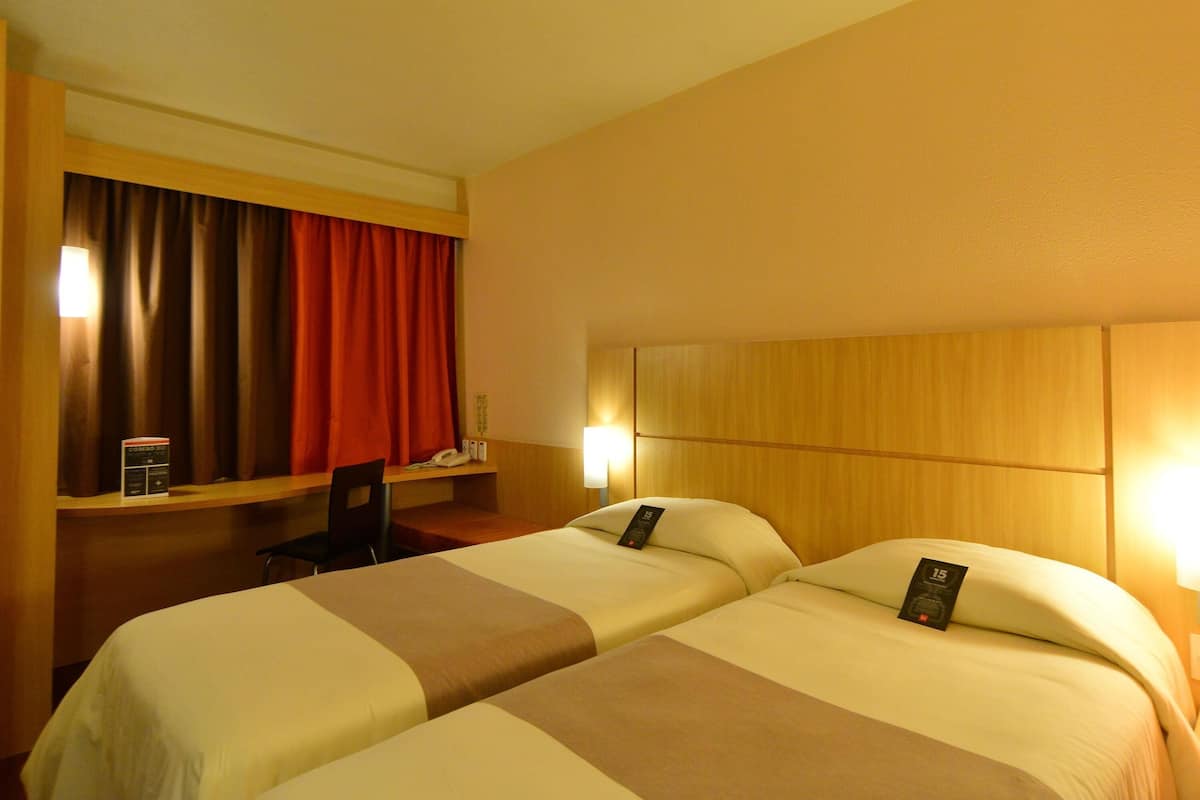 Standard Twin Room, 2 Single Beds | Minibar, desk, soundproofing, free WiFi