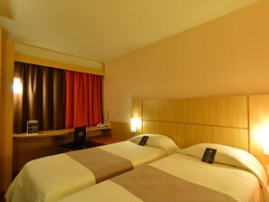 Quarto duplo standard, 2 camas de solteiro | Frigobar, escrivaninha, quartos à prova de som, Wi-Fi de cortesia