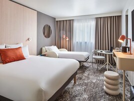 Minibar, caja de seguridad en la habitación y decoración personalizada 