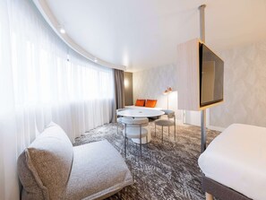 Studio (2 people) | Minibar, in-room safe, blackout drapes, soundproofing