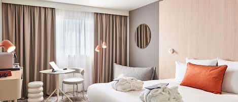 Habitación ejecutiva, 1 cama matrimonial | Minibar, caja de seguridad en la habitación y decoración personalizada