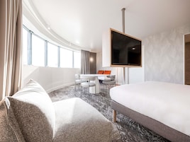 Minibar, caja de seguridad en la habitación y decoración personalizada