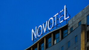A hotel sign with the name 'NOVOTEL' against a clear blue sky. - Novotel Paris 13 Porte d'Italie (Le Kremlin-Bicetre)