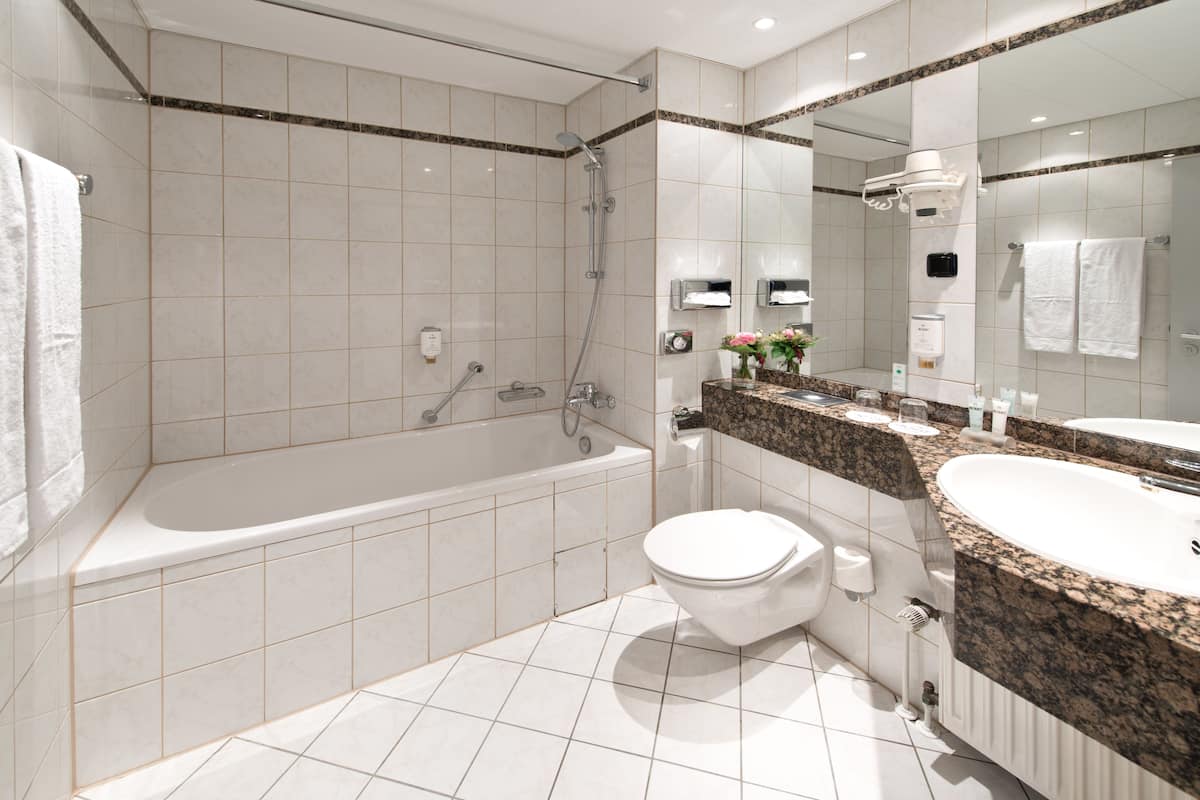 Combined shower/bathtub, eco-friendly toiletries, hair dryer, towels