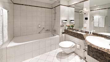 Duschwanne, umweltfreundliche Kosmetikartikel, Haartrockner, Handtücher