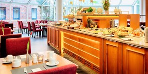 Desayuno buffet (EUR 21 por persona) 