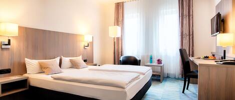 防敏寢具、書桌、遮光窗簾/窗簾、熨斗/熨衫板