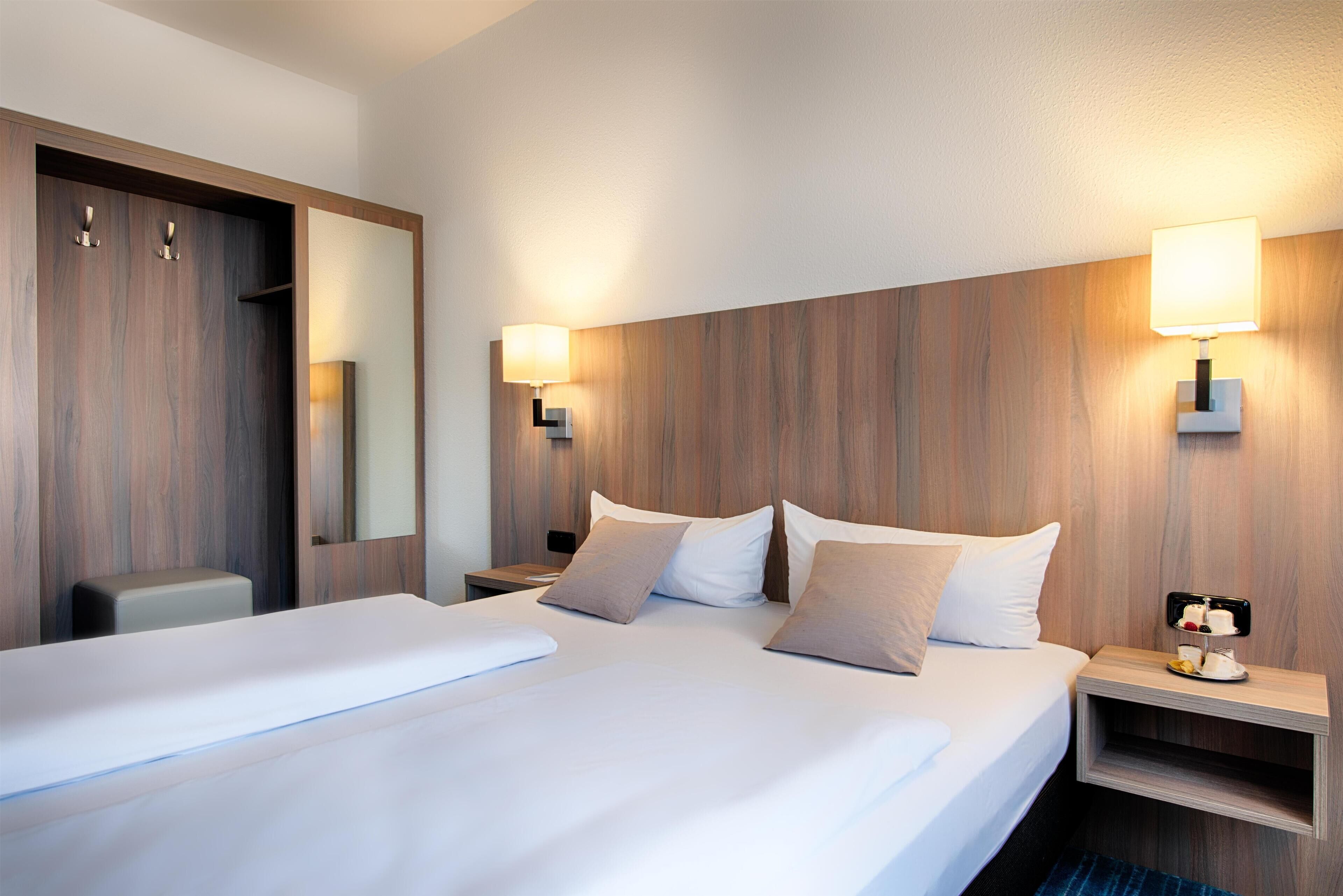 Bộ đồ giường kháng dị ứng, bàn, màn/rèm cản sáng 