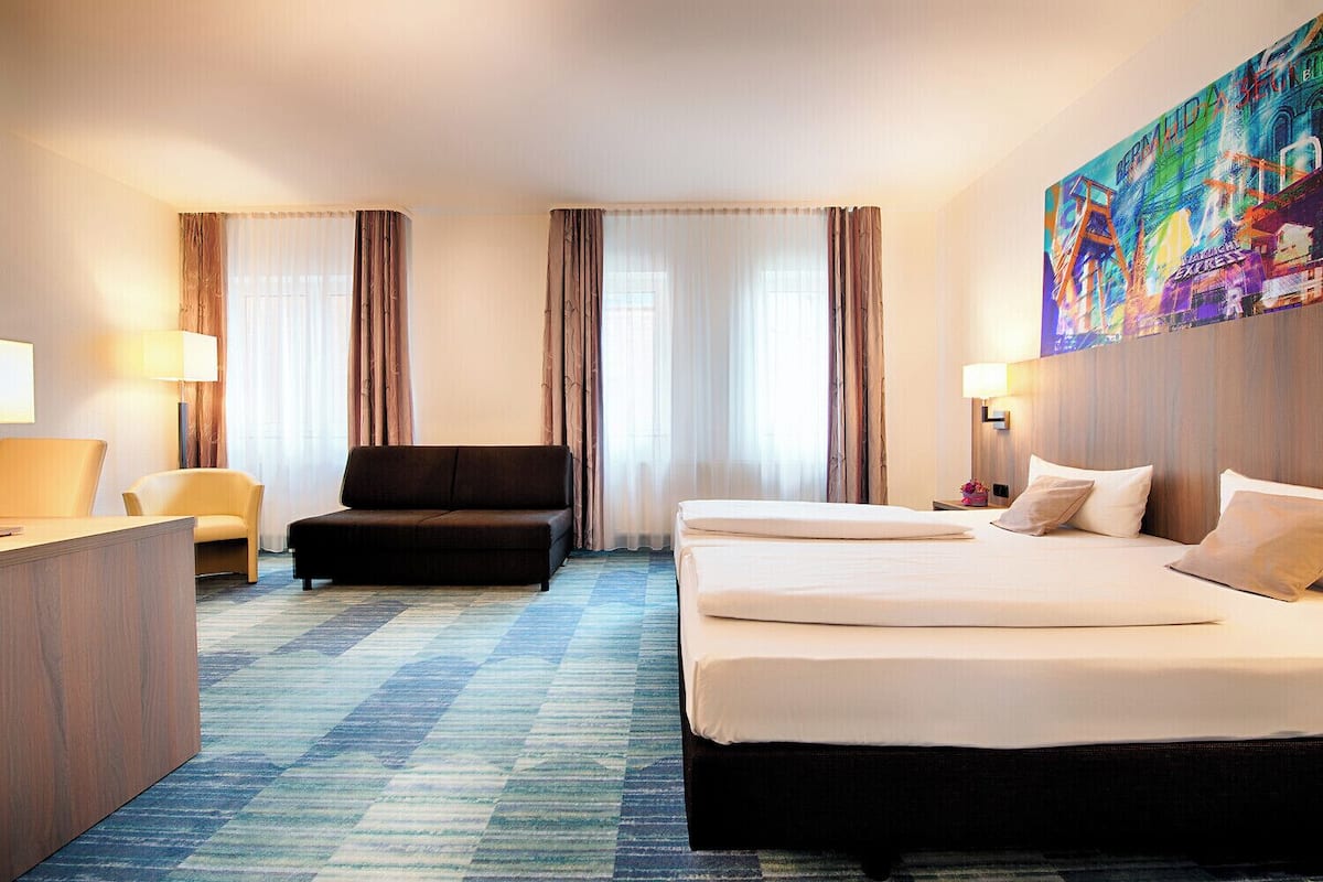 Superior Triple Room | Hypo-allergenic bedding, desk, blackout curtains, iron/ironing board