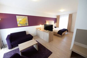 Juniorsuite Deluxe | Área de sala de estar | Smart TV de 42 pulgadas con canales por cable y Netflix 