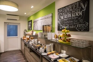 Desayuno buffet (EUR 18.50 por persona) 