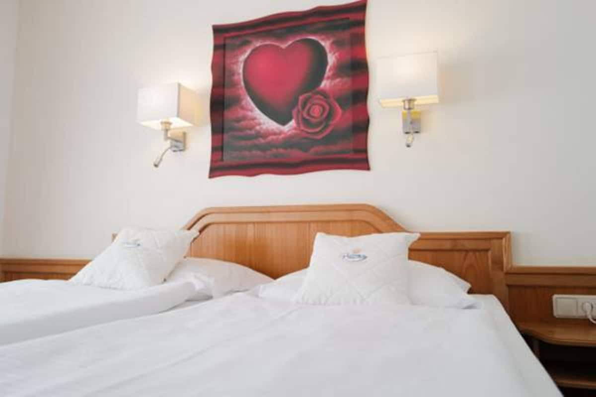 Habitación triple clásica | Ropa de cama de alta calidad, camas con pillow-top y minibar 