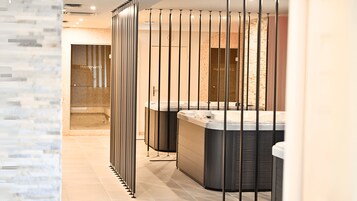 Salas para tratamentos a dois, sauna seca, banheira de hidromassagem