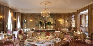 3 restaurants, lunch, dinner served; French cuisine 