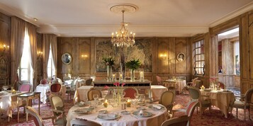 3 间餐厅，供应午餐和晚餐，法国菜