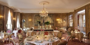 3 restaurants, lunch, dinner served; French cuisine