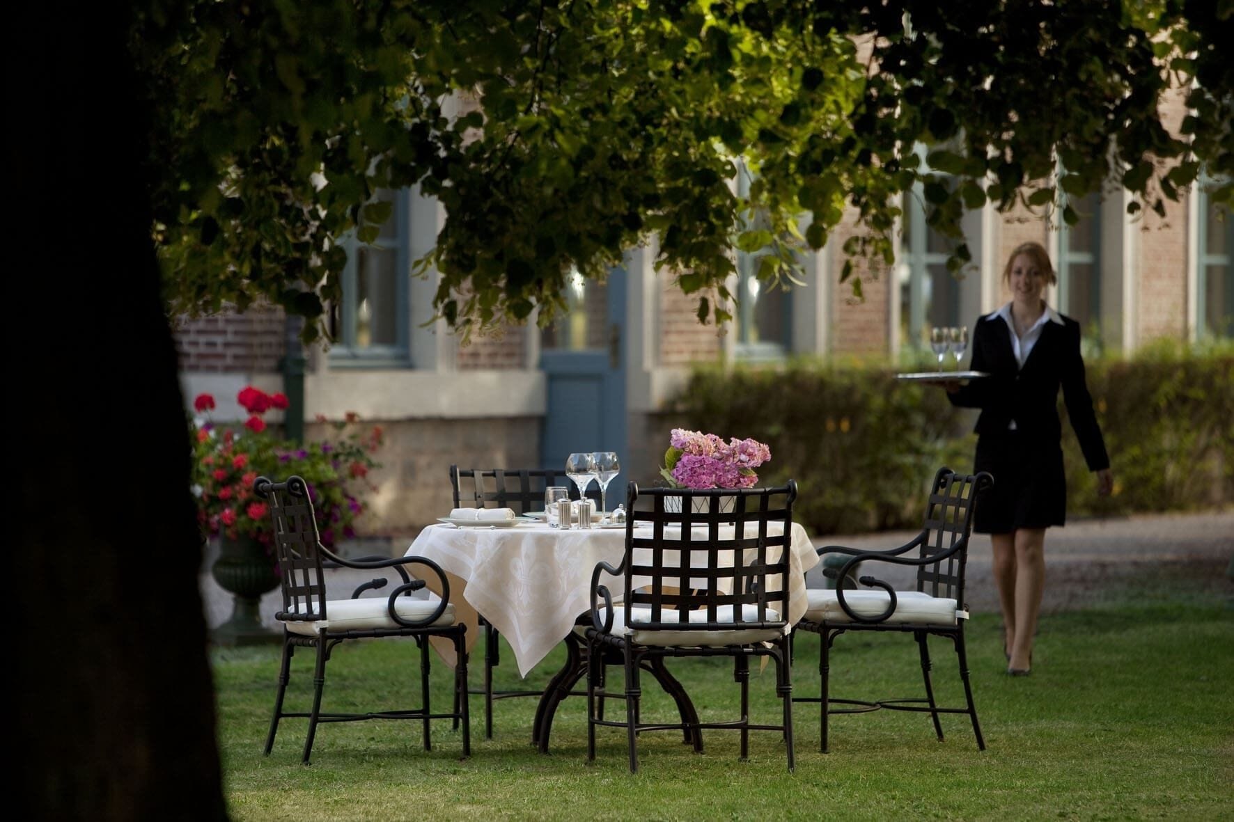 3 restaurants, lunch, dinner served; french cuisine