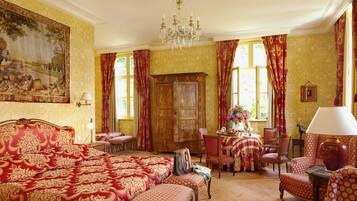 Familiekamer | Luxe beddengoed, een minibar, een kluis op de kamer, een bureau