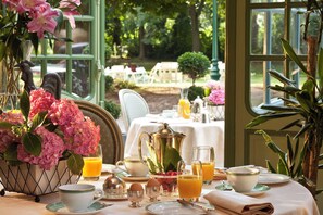 Tägliches Frühstücksbuffet (20 EUR pro Person)