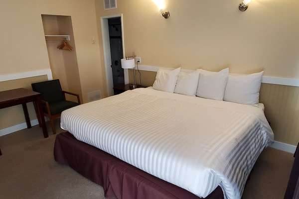 Standard Room, 1 King Bed | Iron/ironing board (on request), WiFi (free), bed sheets