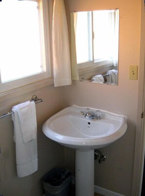 Combined shower/bathtub, hair dryer, towels, soap