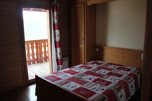 Skrivebord og barnesenger (inkludert)