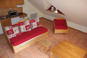 Desk, free cots/infant beds