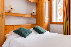 Cortinas opacas, tabla de planchar con plancha, cunas (de pago) y wifi