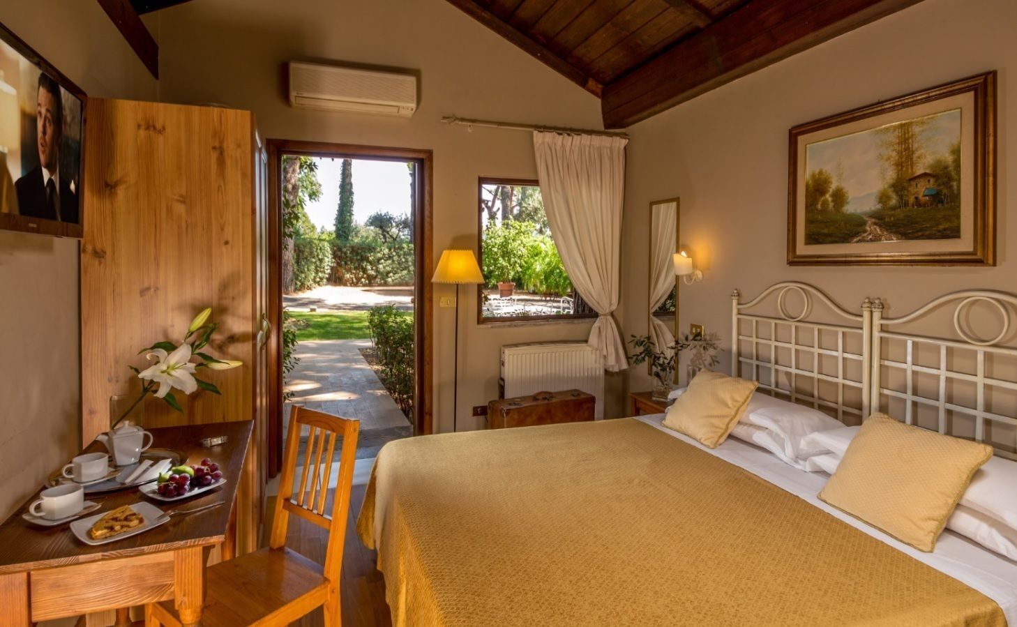 Desk, laptop workspace, free WiFi, bed sheets