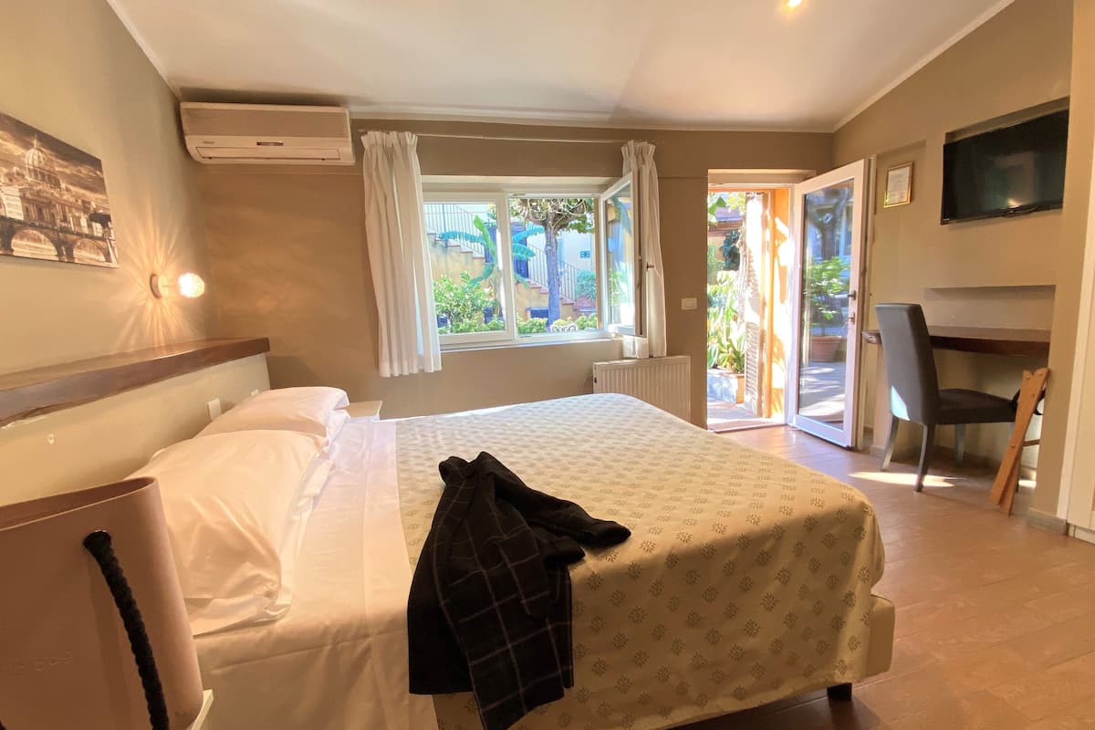 Doppia Standard, 1 letto queen | Una scrivania, Wi-Fi gratuito, lenzuola
