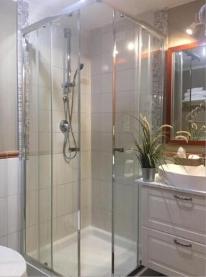 Rainfall showerhead, hair dryer, towels, soap - Orto di Roma (Rome)
