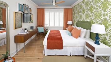 Ropa de cama de alta calidad y caja de seguridad en la habitación