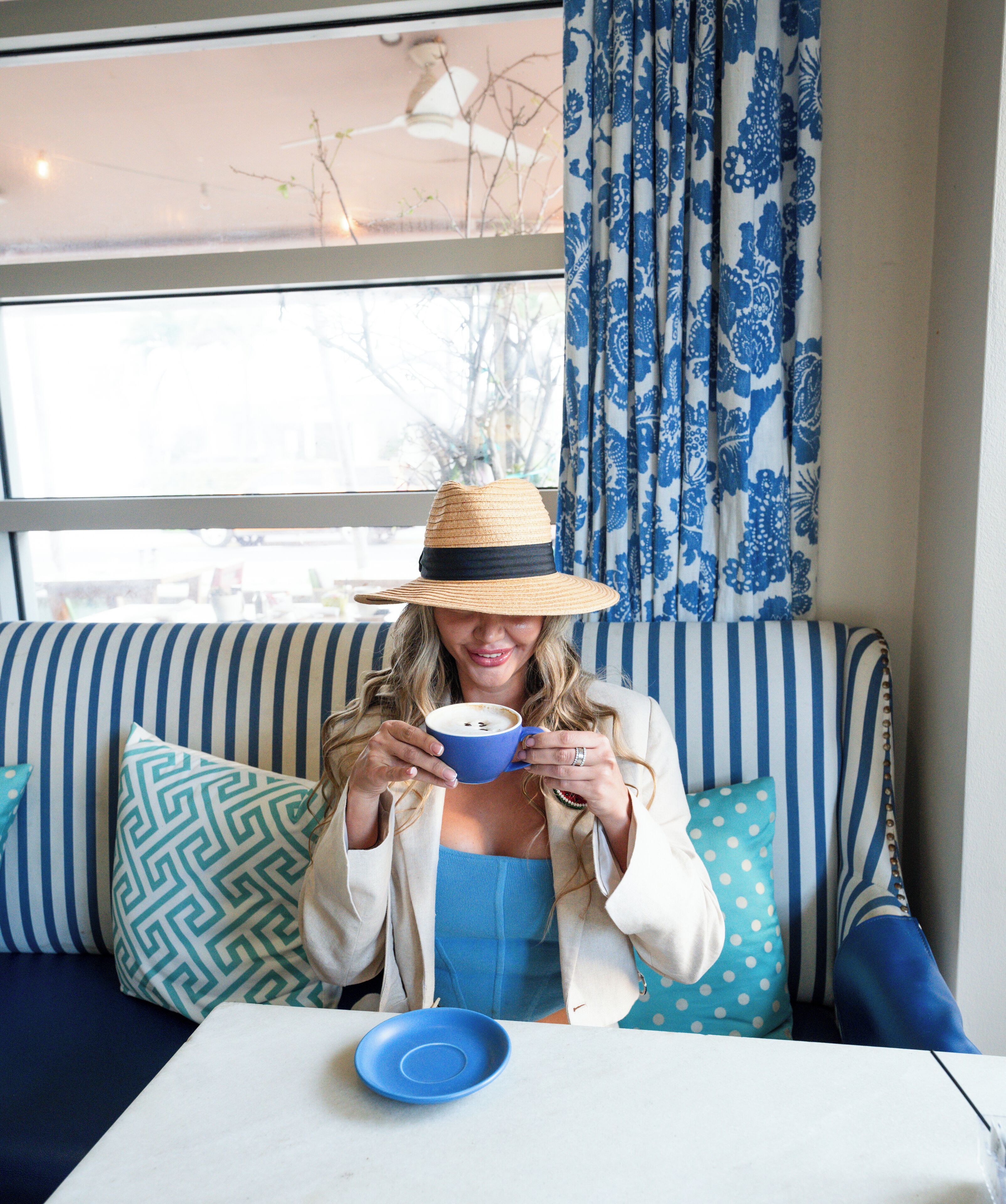 lunch and dinner served, international cuisine