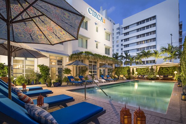 Outdoor pool, free pool cabanas, pool loungers