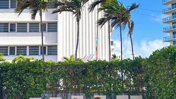 Una piscina al aire libre, camas de piscina gratis